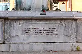 Je scrute du regard cette ville éclatante / Où la joie et le deuil ont mêlé leurs couleurs/ Et parmi tant de voix de la douceur me tente/J'hésite et je ne sais à qui donner mes fleurs/ Pipert