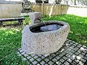 Fontaine avec bassin monolithique en granite.