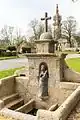 La fontaine de dévotion près de la chapelle Notre-Dame de Berven.