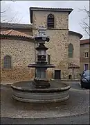 Vue sur la fontaine de la place de l'église.