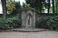 Fontaine des Trois Croix transférée au jardin de la Perrine en 1936.