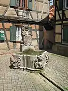 La fontaine au lion aux armoiries de Bouxwiller.