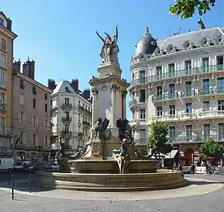 Place Notre-Dame (Fontaine des 3 ordres)