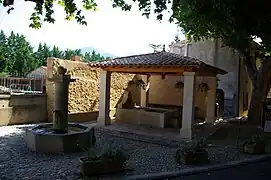 Lavoir et fontaine à Vacqueyras