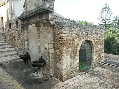 Vue latérale de la fontaine.