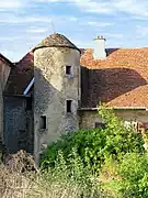 Vieille tour ronde au toit de laves.