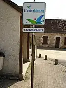 L'arrêt de bus à Fontgombault en 2011.