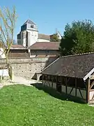 La source de la Vanne au pied de l'église et le lavoir