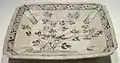 Plat rectangulaire. Type shino peint, arbre en feuilles sur un rocher. Début XVIIe siècle. Dayton Art Institute