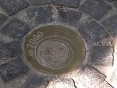 Médaillon de la méridienne verte, route forestière de Condé, dans la forêt de Hez-Froidmont.