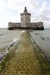 Voie pavée menant au fort à marée basse.