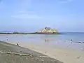 Île du Fort National, au premier plan la plage du sillon et au fond à gauche, coupée, l'île de Cézembre.