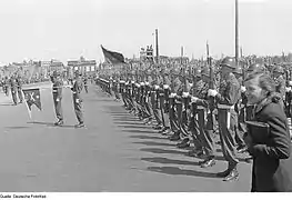 Défilé de la 78e DIUS le 8 mai 1946 devant la porte de Brandebourg pour le premier anniversaire de la fin de la guerre en Europe.