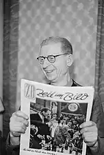 Homme avec le journal Zeit im Bild (Zeitschrift) (de)