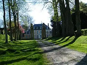 Le château, près de la place du village.