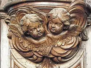 Console ornée de têtes d'angelots.