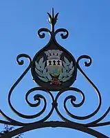 Les armes de Fougères ornant la grande grille d'accès au Jardin public.