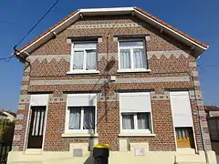 Des habitations groupées par deux.