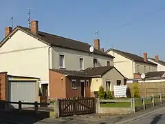 Des habitations groupées par quatre.