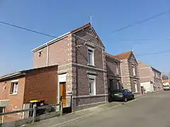 Des habitations groupées par trois.