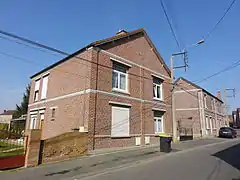 Des habitations groupées par deux.