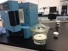 Four à moufle avec dessiccateur et un creuset en porcelaine