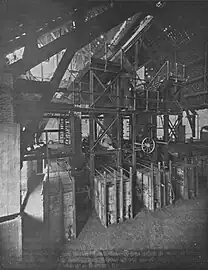 Vue de trois machines à étirer le verre en feuilles sans fin.