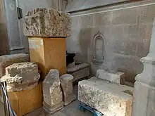 Groupe de sculptures rassemblées dans un édifice ancien