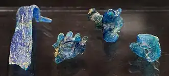 Fragments d'unguentarium en verre