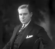 Photographie en noir et blanc du buste d'un homme.