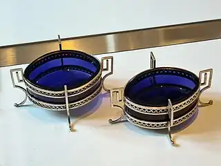 Paire de salières en argent et verre bleu.