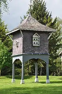 Le pigeonnier du château.