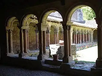Cloître et puits de l'abbaye.