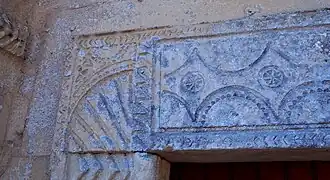 Le linteau du portail latéral sud.