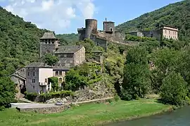 Le château, le village et l'église de Brousse, au bord du Tarn.