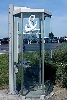 Cabine type 601 SP et Publiphone PF16 à cartes, France (2006).