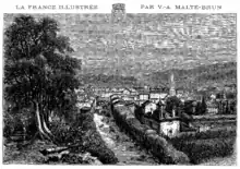 Gravure en noir et blanc (avec les nuances ) d'Aurillac. Une route bordée d'arbres mène au cœur de la localité, représentée comme si la chose était observée de très haut : très petite taille des piétons qui l'empruntent pour gagner la ville et des maisons autour de l'église Saint-Géraud qui les dépassent largement. À l'arrière-plan, les collines environnantes. Le dernier tiers de ce panorama, à gauche, est occupé de bas en haut et en largeur par un arbre dont les proportions géantes ne s'accordent pas avec le reste  de cette vue du chef-lieu du Cantal.