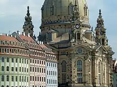 Intégration du monument dans son milieu urbain reconstruit.