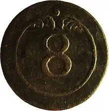 Bouton d'uniforme frappé du chiffre 8.