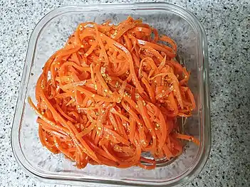 Une salade de carottes râpées dans une barquette en Corée du Sud.