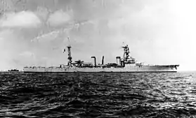 Photo en noir et blanc d'un navire vu de tribord