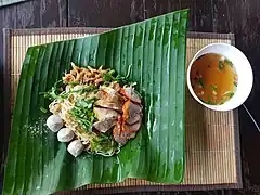 Des fried noodles (nouilles sautées) sur une feuille de bananier à Chiang Rai, Thaïlande.
