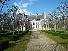 Le château (privé) et son parc planté.