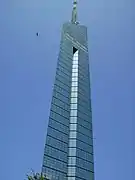 Un oiseau monte autour de la tour de Fukuoka.