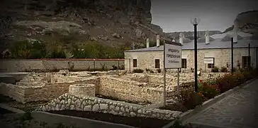 Les anciens bains classés.