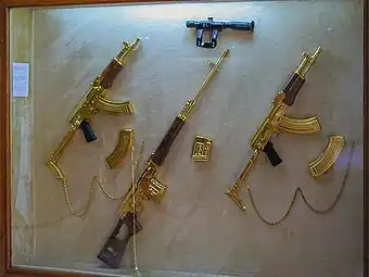 Exemples de fusils à crosse squelette pliante et à crosse creuse en bois au palais d'Abdeen, au Caire.