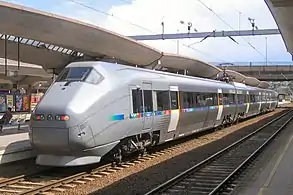 Cliché en couleur. Une rame automotrice se trouve à quai.