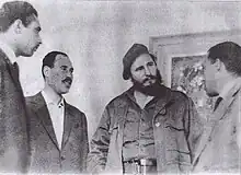 Quatre hommes dans une salle