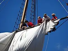 Équipe de gabiers mixtes sur l'Hermione en 2016 à Brest.