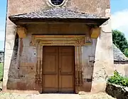 Le portail protégé par un auvent.